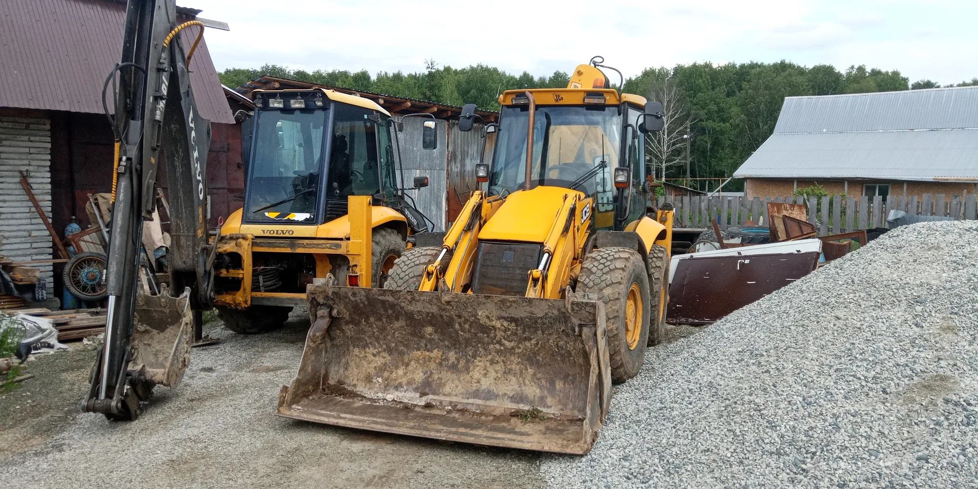 Экскаваторы-погрузчики Volvo BL61 и JCB 3CX на базе НикАвто в Сарапулке